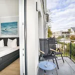 Beatrice Seeglas In Apartman *